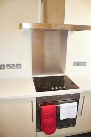 Køleskab, mikrobølgeovn, ovn, kogeplade