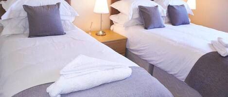 2 sovrum, skrivbord, strykjärn/strykbräda och resesäng