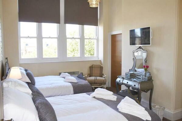 2 bedrooms, desk, iron/ironing board, travel crib