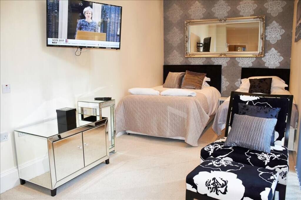 2 bedrooms, desk, iron/ironing board, travel cot