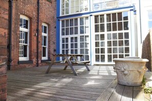 Outdoor dining - The Coral Suite Summa (Southport)