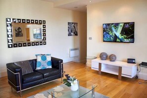 Televisión y oficina 