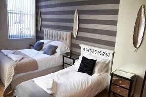 2 bedrooms, desk, iron/ironing board, travel cot - The Coral Suite Summa (Southport)