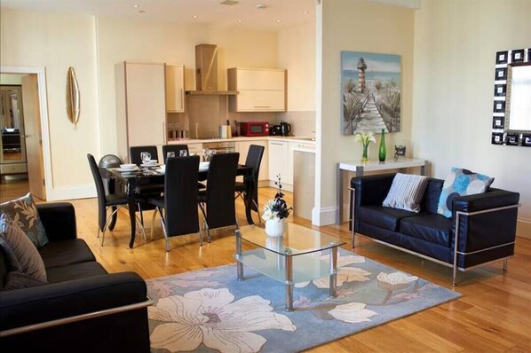 TV, offices - The Coral Suite Summa (Southport)