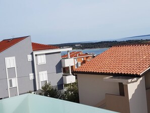 Property grounds - Nice new apartment (Novalja)