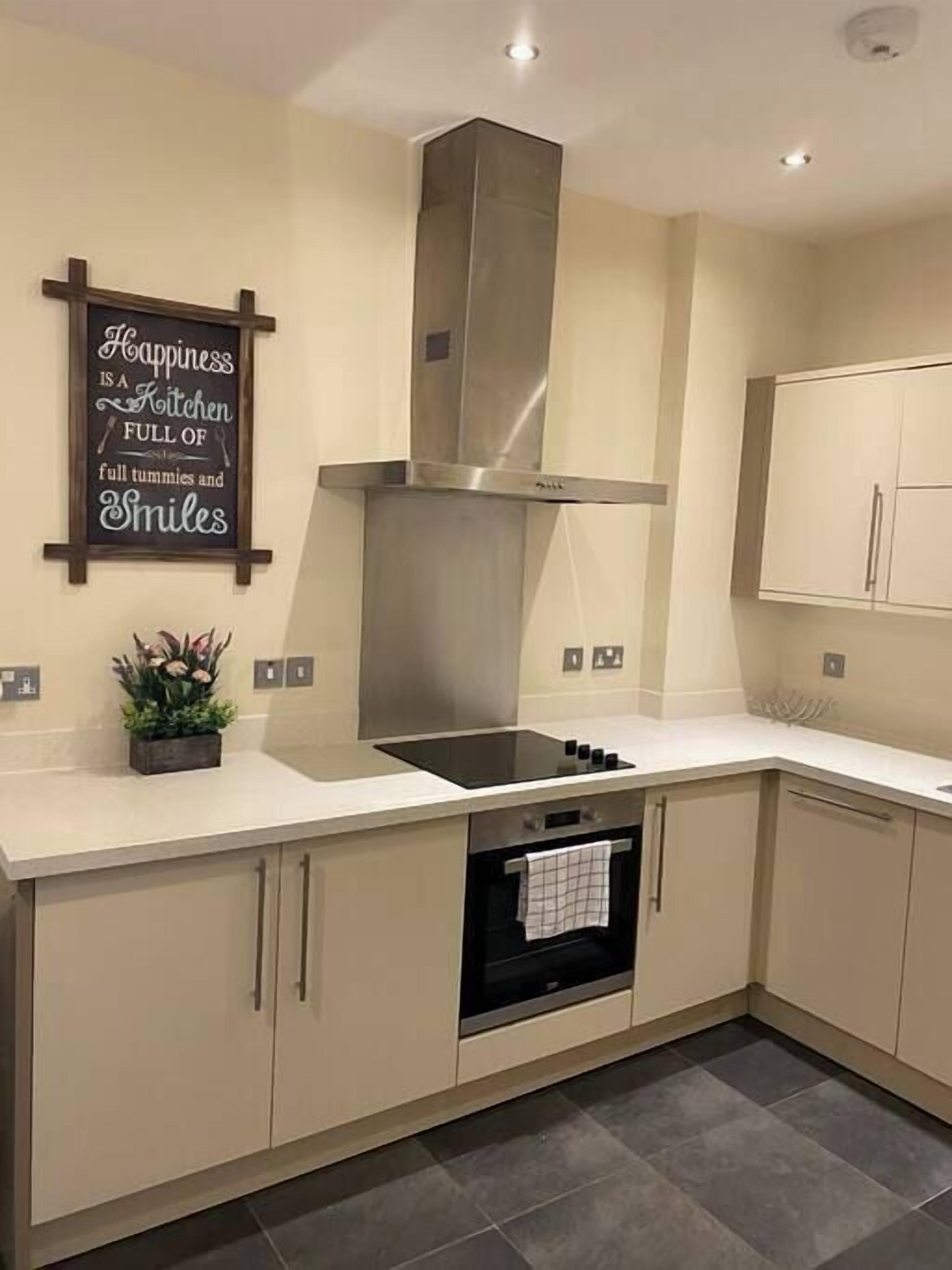 冷蔵庫、電子レンジ、オーブン、コンロ