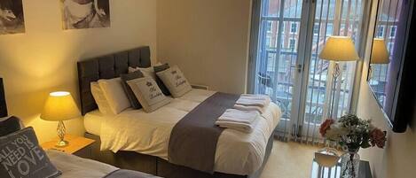 1 bedroom, desk, iron/ironing board, WiFi