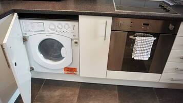 冷蔵庫、電子レンジ、オーブン、食器洗い機