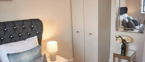 1 Schlafzimmer, Schreibtisch, BĂŒgeleisen/BĂŒgelbrett, Reisekinderbett