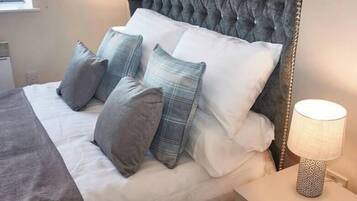 1 室のベッドルーム、デスク、アイロン / アイロン台、旅行用ベビーベッド