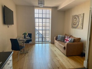 Una televisión, una oficina