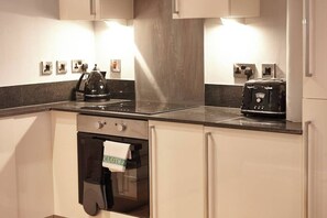 冷蔵庫、電子レンジ、オーブン、コンロ