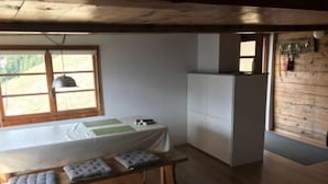 Una stanza con un letto, un tavolo, un armadio e una finestra.