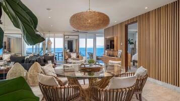 Condo de lujo, 3 habitaciones, vista al océano | Área de sala de estar | Smart TV