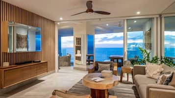Condo de lujo, 4 habitaciones, vista al océano | Área de sala de estar | Smart TV