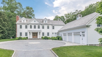 Classic New England Estate With Modern Appeal 5 Bedroom Estate b