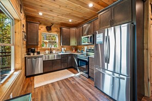 Hytte - 3 soveværelser | Privat køkken | Køleskab, ovn, kaffe-/temaskine, brødrister