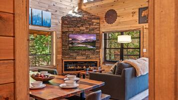 Cabin, 3 Bedrooms | Dining
