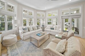 Casa, 3 habitaciones | Zona de estar | Una Smart TV