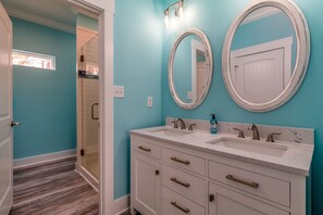 House, 5 Bedrooms | Bathroom | Towels, shampoo