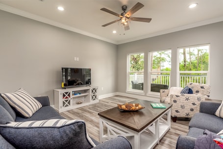 House, 5 Bedrooms | Living area