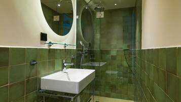 Standardzimmer | Badezimmer | Dusche, Regendusche, umweltfreundliche Kosmetikartikel, Haartrockner