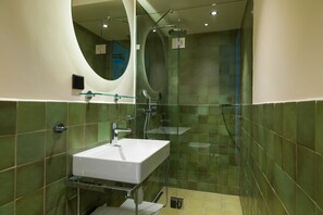 Standaard kamer | Badkamer | Een douche, een regendouche, milieuvriendelijke toiletartikelen