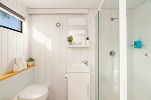 Suihku, hiustenkuivaaja, pyyhkeet