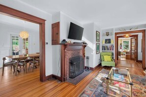 TV, fireplace, books, offices - Classic Stockbridge Cottage (Stockbridge)