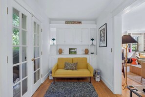 TV, fireplace, books, offices - Classic Stockbridge Cottage (Stockbridge)
