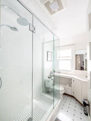 Badewanne, Haartrockner, Handtücher