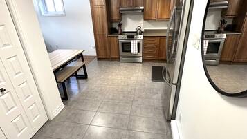 Kjøleskap, mikrobølgeovn, ovn og kokeplater