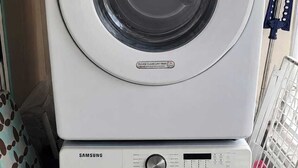 Un appareil combiné lave-linge et sèche-linge, de type « empilable », doté d’un panneau de commande et d’un capteur d’humidité.