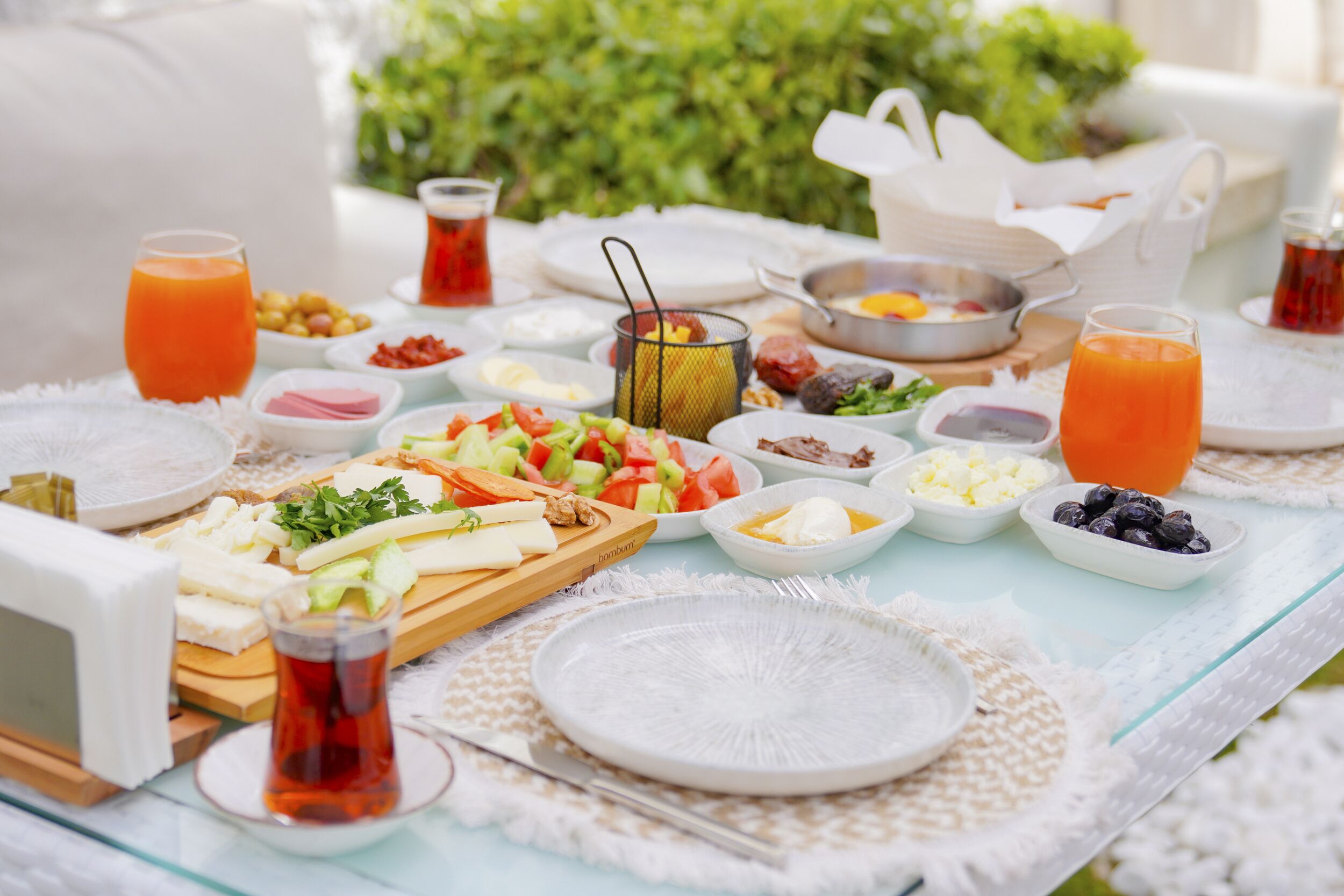 A breakfast buffet with various dishes and drinks.