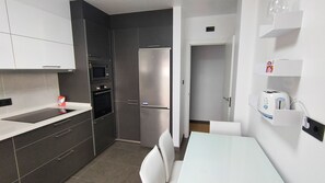 Een koelkast, een magnetron, een oven, een kookplaat