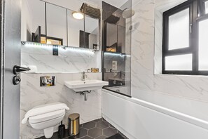 Haartrockner, Handtücher, Seife, Shampoo