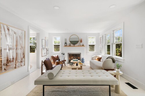 Beautifully renovated beach cottage close to the beach and East Hampton Village