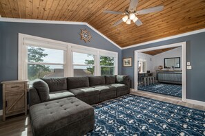 TV, fireplace - 1619 Pintail Lane - Newly remodeled pet friendly home (Milton)