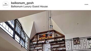 Älytelevisio, pöytäjalkapallopöytä, pöytätennispöytä, kirjoja