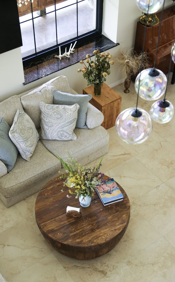 Smart-tv, tafelvoetbal, een tafeltennistafel en boeken