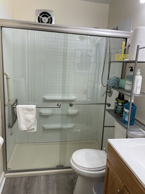 Kostenlose Toilettenartikel, Haartrockner, Hausschuhe, Handtücher