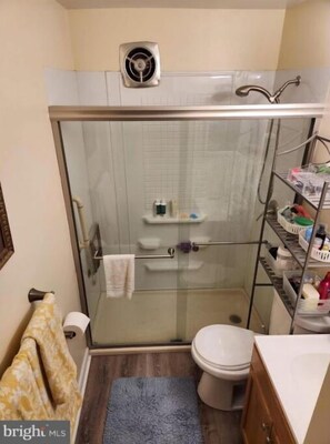 Articles de toilette gratuits, sèche-cheveux, chaussons