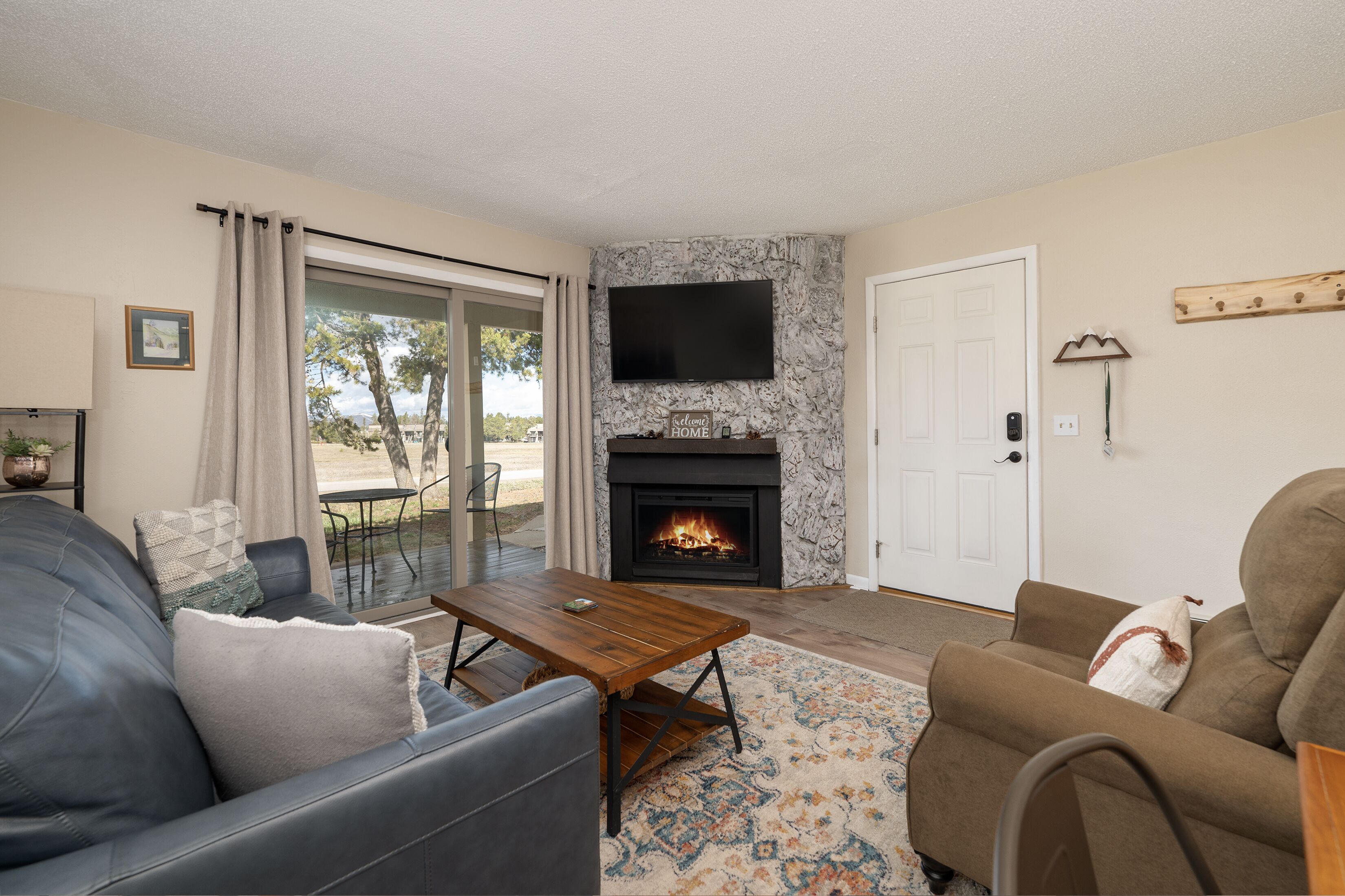 Spacious, remodeled 3 bed  ground floor mountain views.