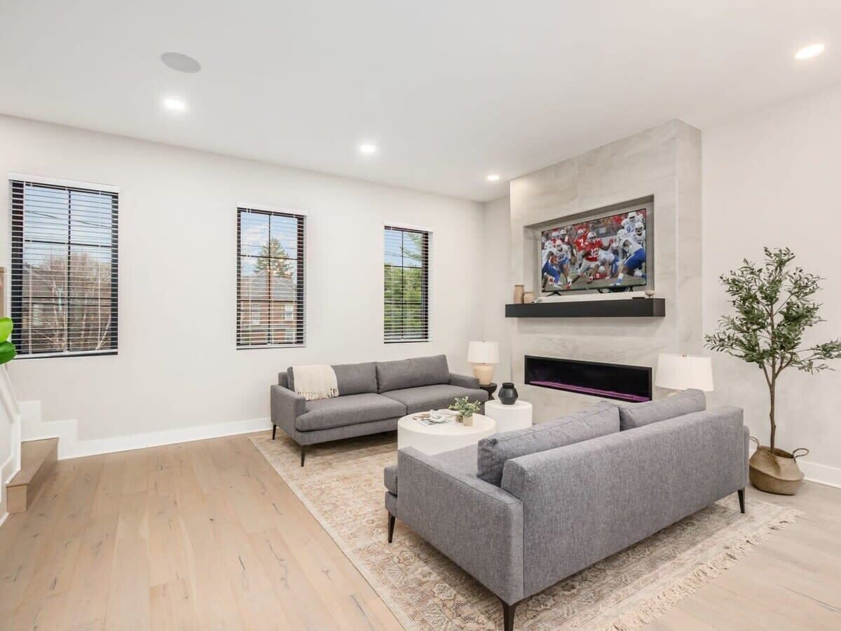 Een televisie en een kantoor