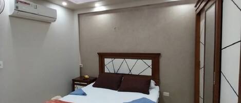 1 bedroom, bed sheets