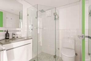 Dusche, Haartrockner, Handtücher, Shampoo