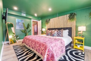 2 bedrooms, desk, iron/ironing board, WiFi - Jungalou @ Bungalou + Bourbon Bar + Gameyard (Louisville)