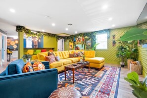 Télévision, chaîne hi-fi, espaces bureaux