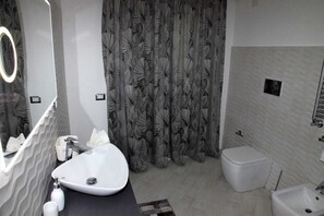Dusche, Haartrockner, Bidet, Handtücher