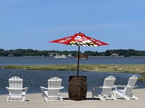 在海灘附近、躺椅